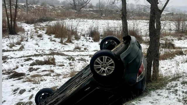 Un accidentul rutier a avut loc din cauza poleiului și a neechipării corespunzătoare a unui autovehicul
