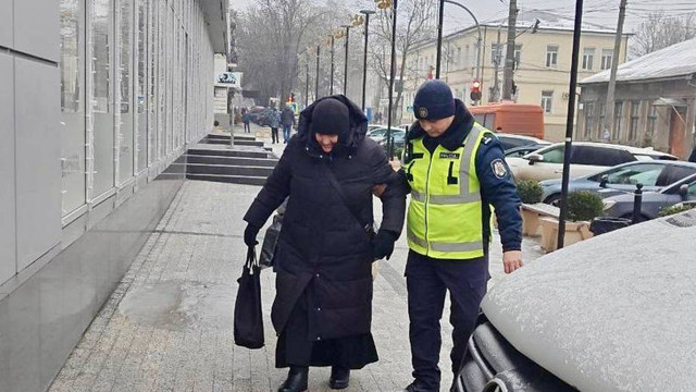 Polițiștii au ajutat mai multe persoane să se deplaseze pe trotuarele alunecoase