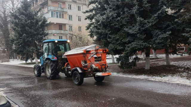 Peste 100 de muncitori din capitală au intervenit pentru a combate ghețușul
