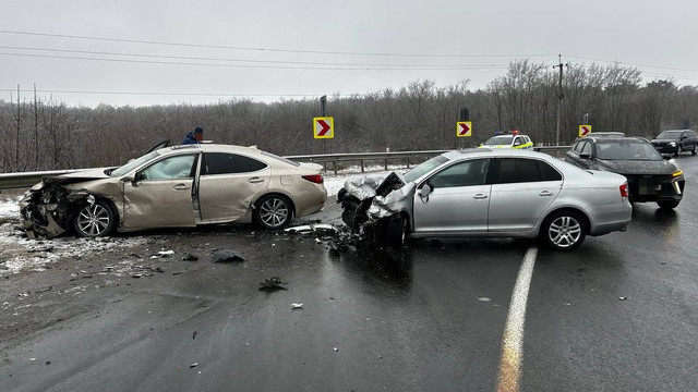 Peste 130 de accidente rutiere s-au produs pe teritoriul R. Moldova din cauza poleiului, în ultimele 24 de ore. Număr record de pacienți la urgențe 