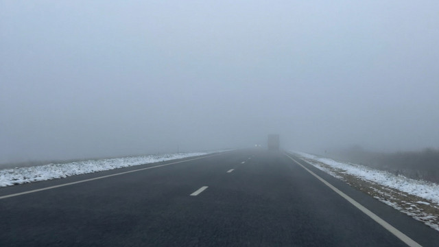 Meteorologii au emis Cod galben de ceață pe întreg teritoriul R. Moldova. Poleiul se va menține