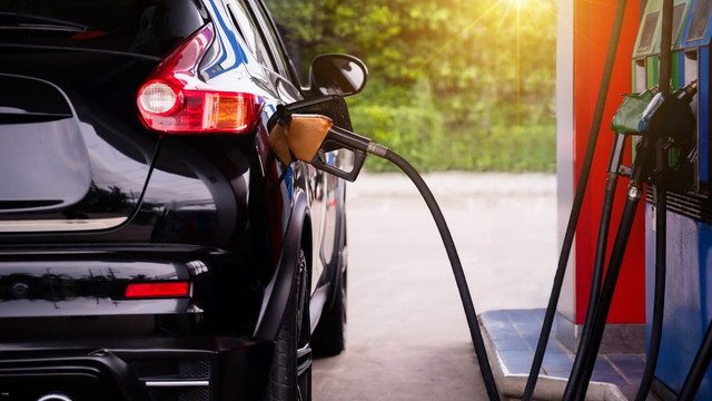 Benzina va fi mai ieftină mâine, 29 ianuarie. Cât va costa motorina