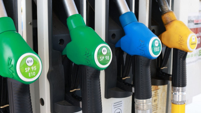 Prețuri mai mari la pompă. Cât vor costa carburanții auto în weekend
