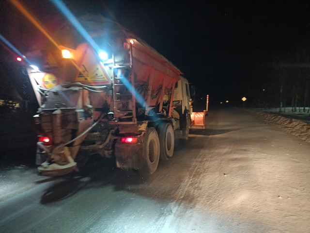 Se circulă în condiții de iarnă pe traseele din Republica Moldova. Drumarii au intervenit pe mai multe șosele (FOTO)
