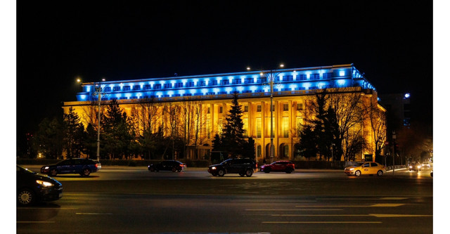 „Ucraina luptă pentru libertatea noastră”. Mai multe clădiri din București au fost iluminate în culorile drapelului Ucrainei (FOTO)