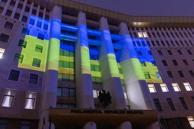 Apel la pace și solidaritate cu Ucraina: Clădirea Parlamentului, iluminată în culorile drapelului ucrainean (FOTO)

