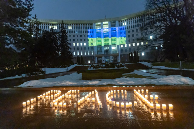 Apel la pace și solidaritate cu Ucraina: Clădirea Parlamentului, iluminată în culorile drapelului ucrainean (FOTO)

