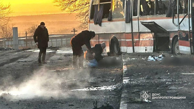 Cel puțin 16 morți într-un atac cu dronă rusească asupra unui autobuz în regiunea Dnipropetrovsk
