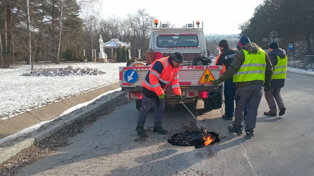 Gropi, tasări locale și strat de uzură deteriorat: AND intervine pe sectoarele de drum afectate de condițiile meteo (FOTO)