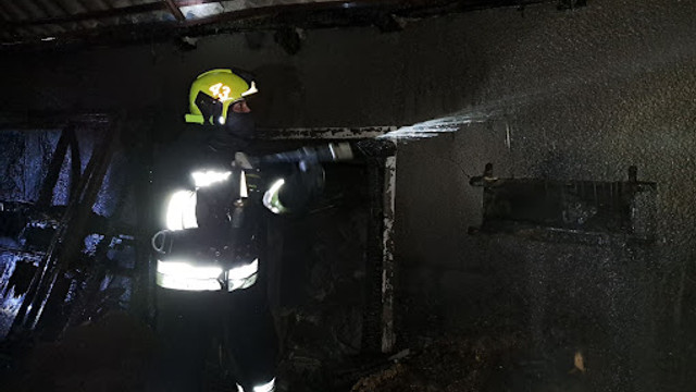 Două persoane s-au ales cu arsuri în urma unor incendii produse în ultimele 24 de ore 