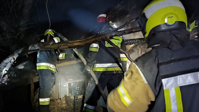 O femeie, salvată de pompieri în urma unui incendiu produs într-o locuință din cauza unei țigări nestinse 