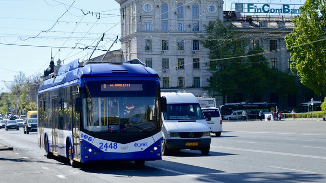 Cinci troleibuze articulate au fost puse în circulație pe rutele cu flux sporit din capitală