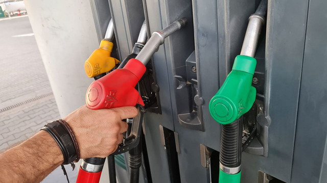Carburanții auto vor fi mai scumpi mâine, 5 februarie. Noile prețuri afișate de ANRE
