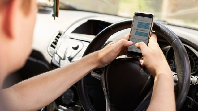 Atenție, șoferi: Poliția anunță controale privind folosirea telefonului la volan
