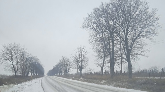 Condiții de iarnă pe drumurile din R. Moldova: ninsori slabe, ghețuș și polei pe carosabil (FOTO)

