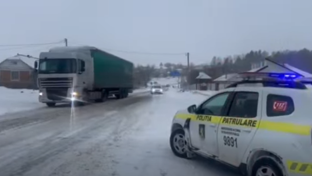 Circulația transportului de mare tonaj, oprită temporar în satul Gordinești din raionul Edineț din cauza poleiului (VIDEO)