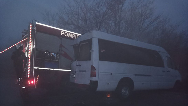 Cinci persoane au fost rănite după ce o autospecială de pompieri a derapat și a fost lovită de un microbuz, în localitatea Ulmu