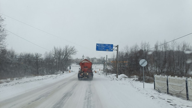 Circulație îngreunată pe drumurile naționale din cauza poleiului. Restricții pentru transportul de mare tonaj pe mai multe trasee (VIDEO)