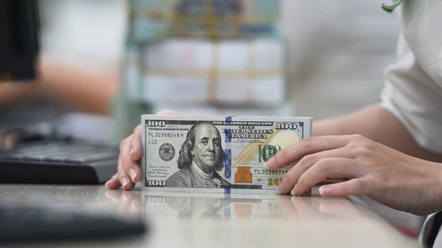 Euro și dolarul se apreciază la sfârșit de săptămână

