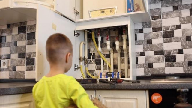 Trei persoane, inclusiv doi copii, s-au intoxicat cu monoxid de carbon într-un apartament din Chișinău

