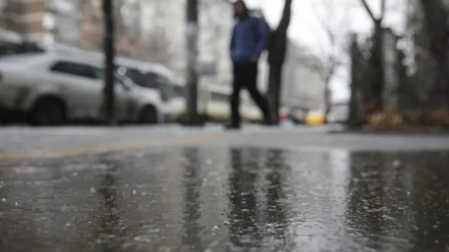 Meteorologii au prelungit codul galben de polei și ghețus