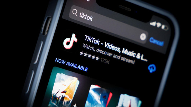 Comisia Europeană: TikTok „creează dependență” în mod voit și forțează creierul utilizatorilor în „modul pilot automat” pentru a nu se opri din scroll.  Compania riscă o amendă uriașă