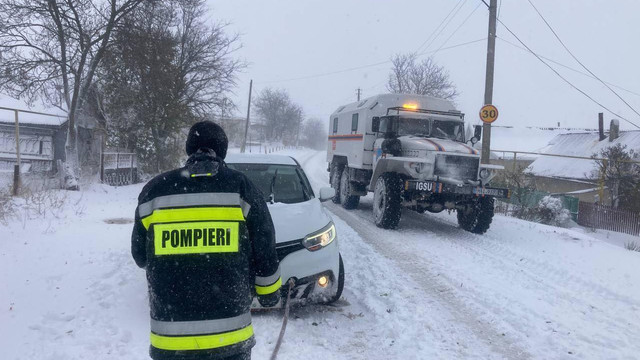 Zeci de intervenții ale salvatorilor din cauza poleiului și ninsorilor în ultimele 24 de ore