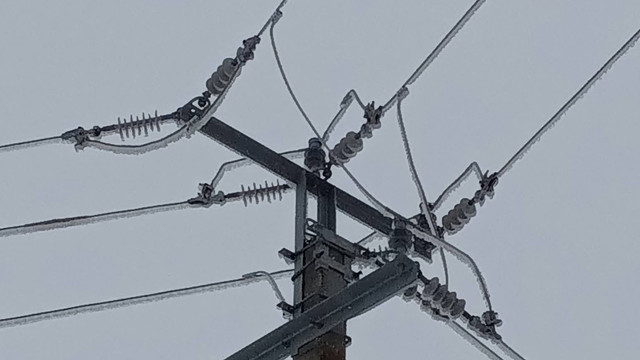 Peste 3 000 de consumatori au rămas fără energie electrică din cauza condițiilor meteo nefavorabile

