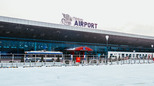 Zboruri în siguranță și trafic normal pe Aeroportul din Chișinău: echipele de iarnă sunt la datorie