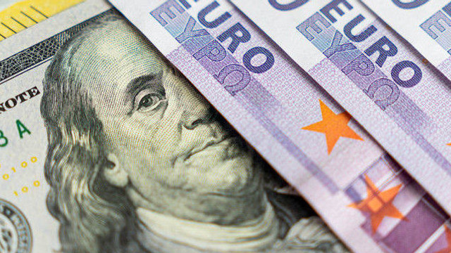 Dolarul se scumpește și depășește pragul de 17 de lei
