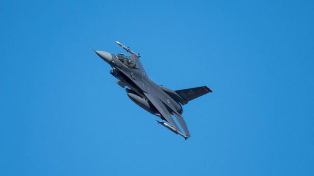 VIDEO | Momentul în care un avion F-16 ucrainean doboară o dronă rusească Shahed folosind tunul de 20mm