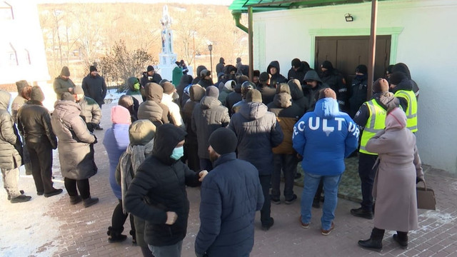 Tensiuni la Dereneu: șase persoane, inclusiv primarul localității, reținute după incidentul de la biserică

