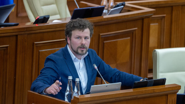 Reorganizarea școlilor, grupe pentru copiii cu dizabilități și reintroducerea notelor în clasa a IV-a. Modificările la Codul Educației, votate în prima lectură de Parlament 