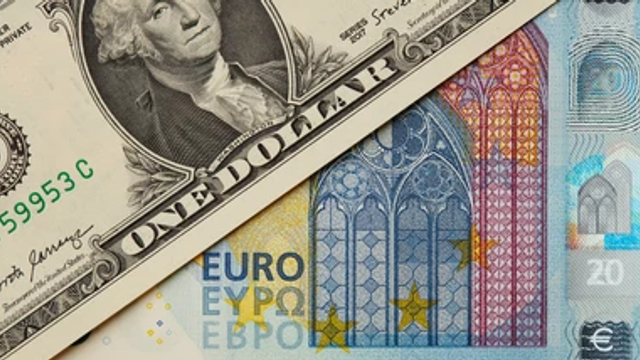 Euro scade, iar dolarul crește la sfârșit de săptămână
