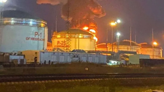 Atac masiv cu drone asupra unui port rusesc de la Marea Neagră. Forțele de intervenție se chinuie să stingă incendiile
