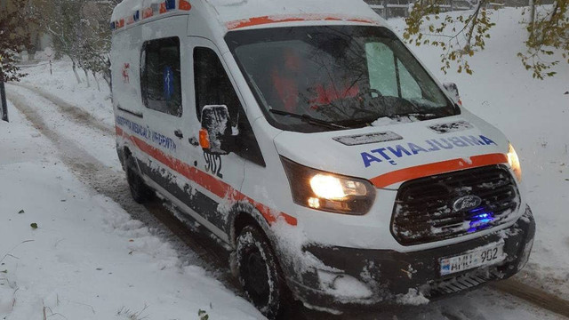 Ambulanțe blocate și camioane derapate: Peste 40 de intervenții ale IGSU în ultimele 24 de ore, din cauza poleiului și ninsorilor

