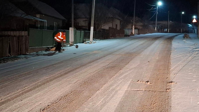 Se circulă în condiții de iarnă pe traseele din Republica Moldova. Drumarii au intervenit pe mai multe șosele (FOTO)
