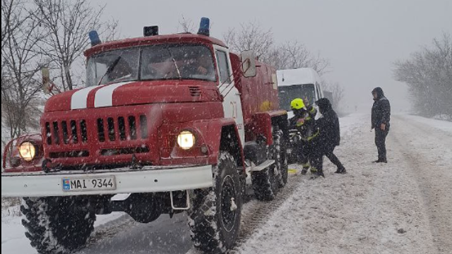 Meteorologii mențin până diseară codurile galben și portocaliu de ninsoare. Măsurile luate de autorități pentru siguranța cetățenilor