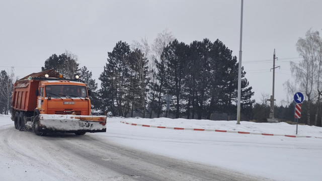 Echipele AND continuă deszăpezirea drumurilor naționale. Restricțiile pentru circulația camioanelor se mențin (VIDEO)