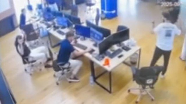 VIDEO | Administratorii unui call-center de investiții false, reținuți în urma unei operațiuni comune România – R. Moldova. Prejudiciul se ridică la peste un milion de lei