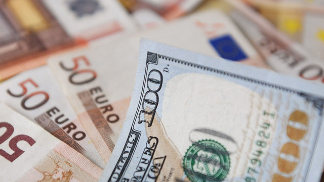 Dolarul va costa mai mult astăzi. Moneda euro se ieftinește ușor