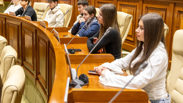 Tinerii mai aproape de procesul legislativ. Elevi și studenți din mai multe instituții au vizitat Parlamentul și au discutat cu deputații
