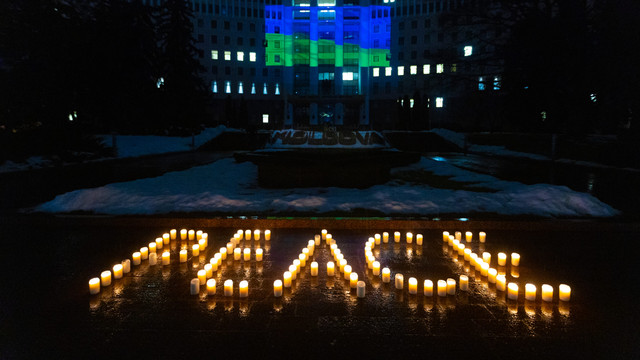 Apel la pace și solidaritate cu Ucraina: Clădirea Parlamentului, iluminată în culorile drapelului ucrainean (FOTO)

