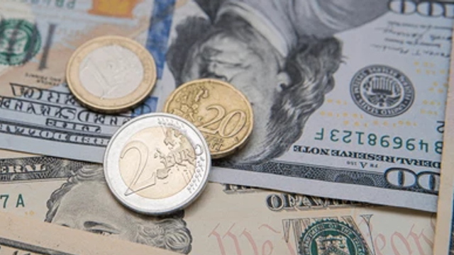 Euro se ieftinește ușor. Cât valorează un dolar astăzi, 25 februarie 