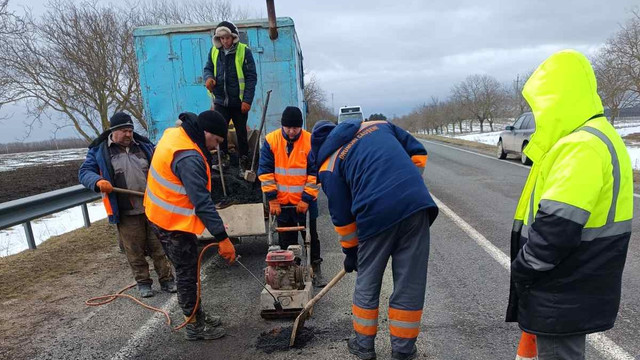 Drumarii intervin pe mai multe tronsoane naționale: lucrări de plombare cu asfalt rece în desfășurare

