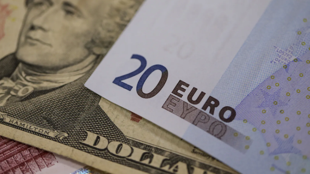 Euro se scumpește ușor la sfârșit de săptămână. Cât valorează un dolar