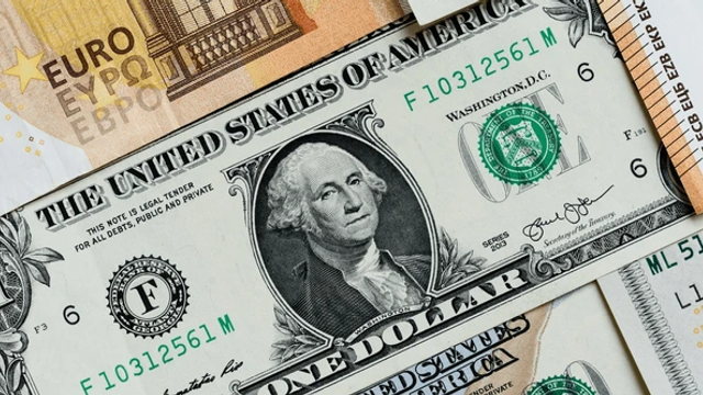Dolarul se scumpește cu 10 bani. Cât valorează un euro astăzi, 3 martie 