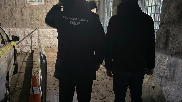 VIDEO | Polițist de frontieră și funcționar vamal, reținuți într-un dosar de contrabandă cu peste 500 mii de țigarete

