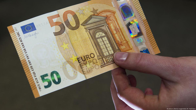 Patru persoane, reținute în flagrant în timp ce primeau o mită de 40.000 de euro

