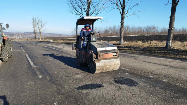 Drumarii intervin și în zilele de odihnă la plombarea gropilor de pe drumurile naționale

